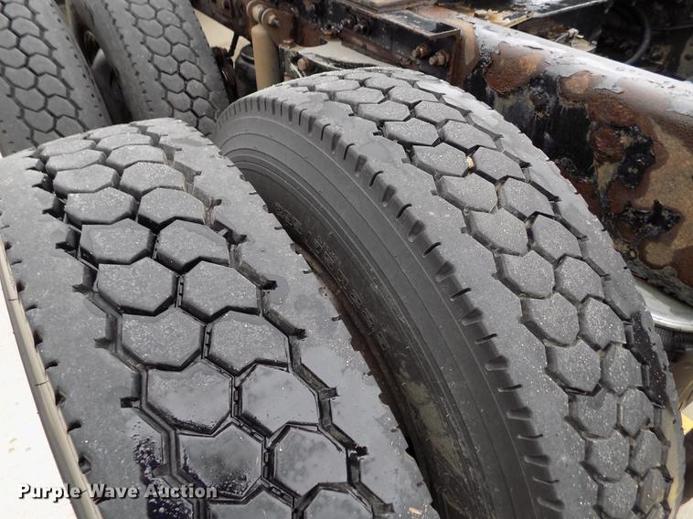 image for item DE0436 2007 Kenworth T600 semi truck