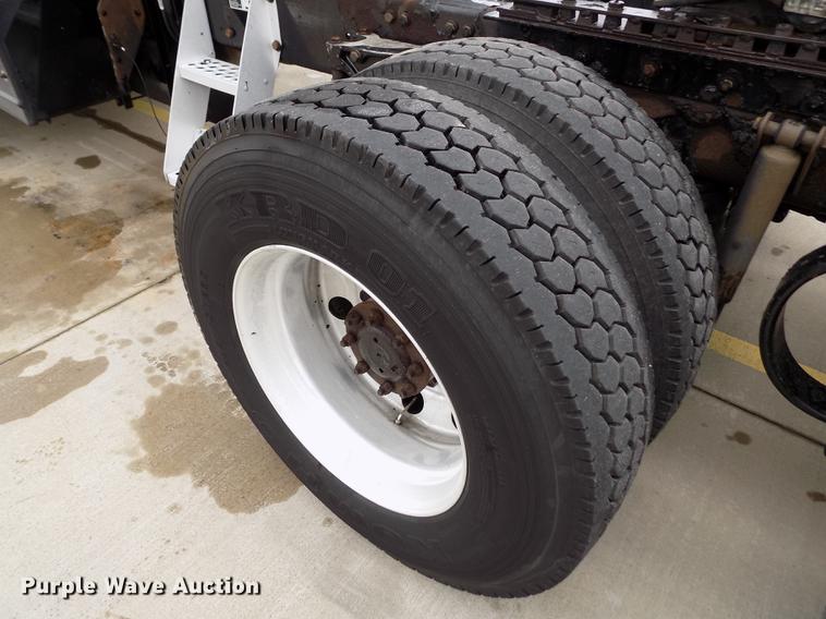 image for item DE0436 2007 Kenworth T600 semi truck