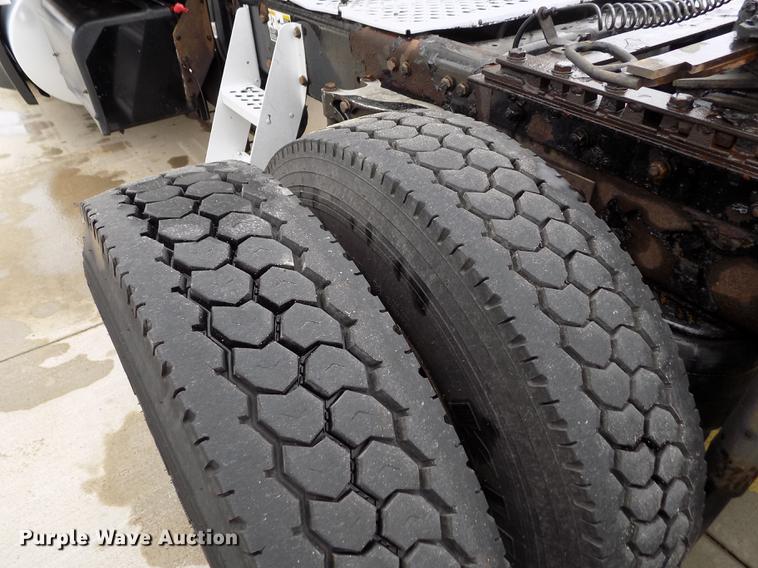 image for item DE0436 2007 Kenworth T600 semi truck