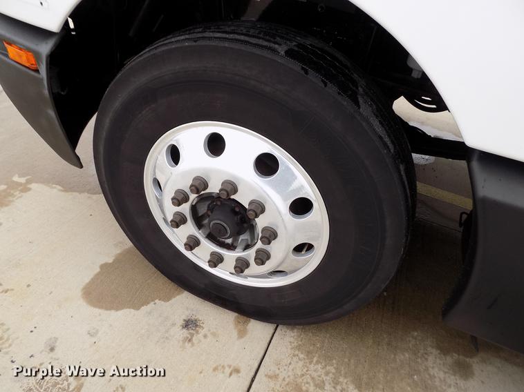 image for item DE0436 2007 Kenworth T600 semi truck