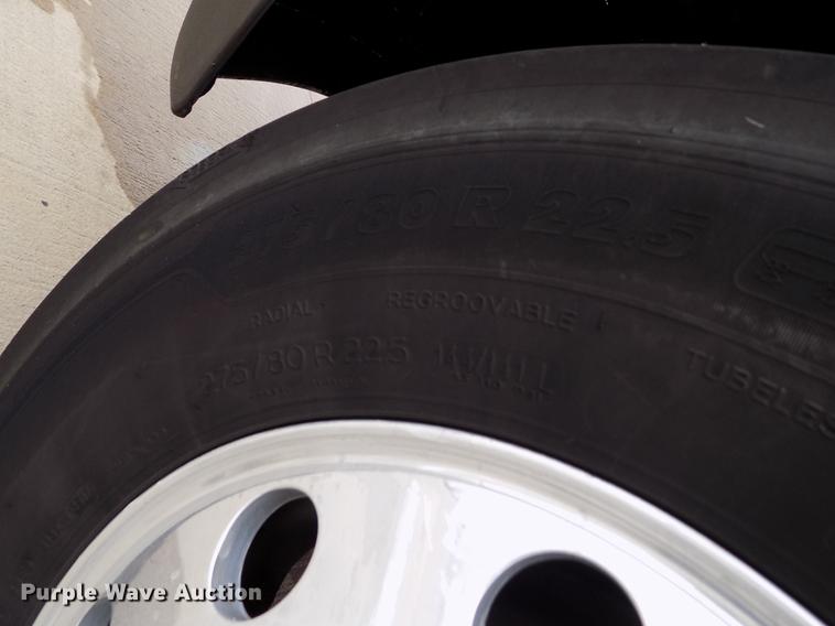 image for item DE0436 2007 Kenworth T600 semi truck