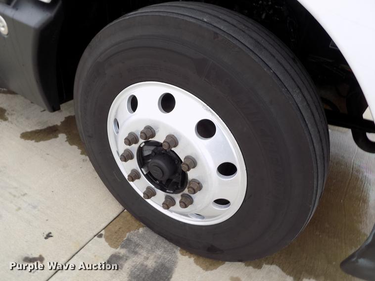 image for item DE0436 2007 Kenworth T600 semi truck