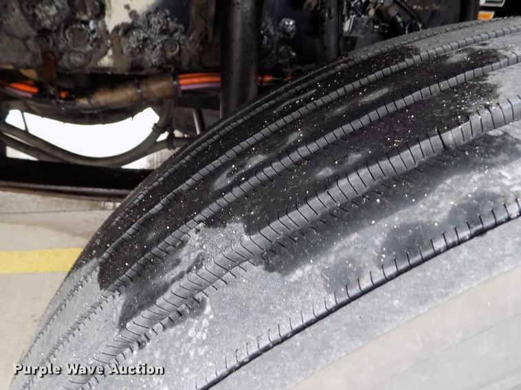 image for item DE0436 2007 Kenworth T600 semi truck