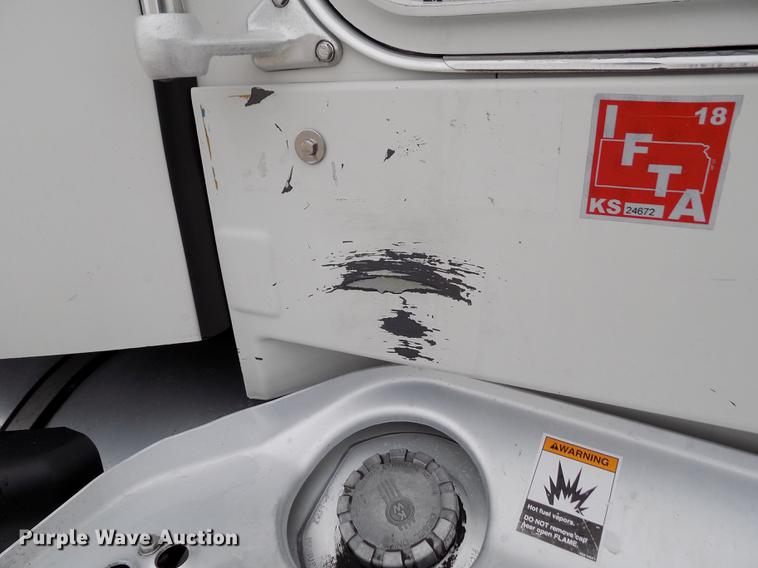 image for item DE0436 2007 Kenworth T600 semi truck