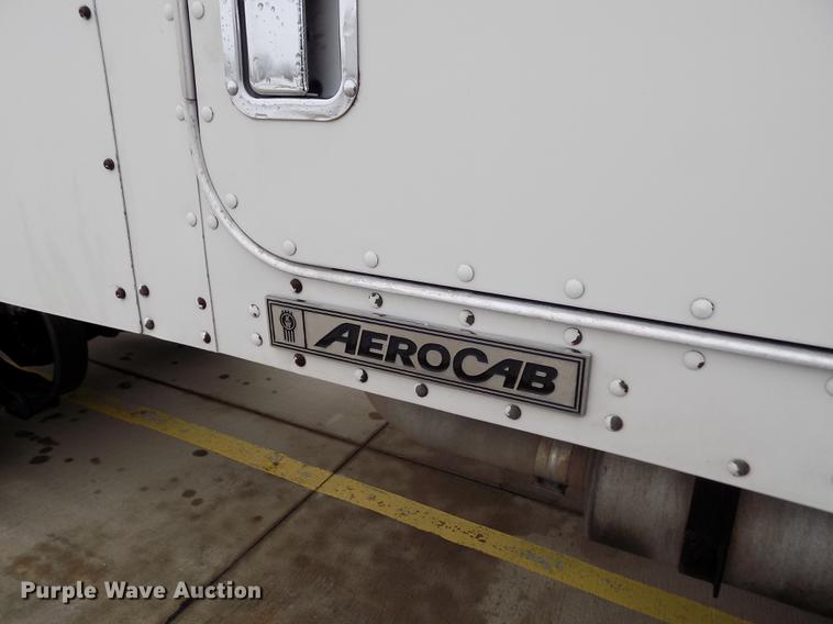 image for item DE0436 2007 Kenworth T600 semi truck