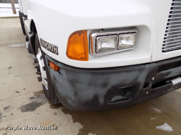 image for item DE0436 2007 Kenworth T600 semi truck