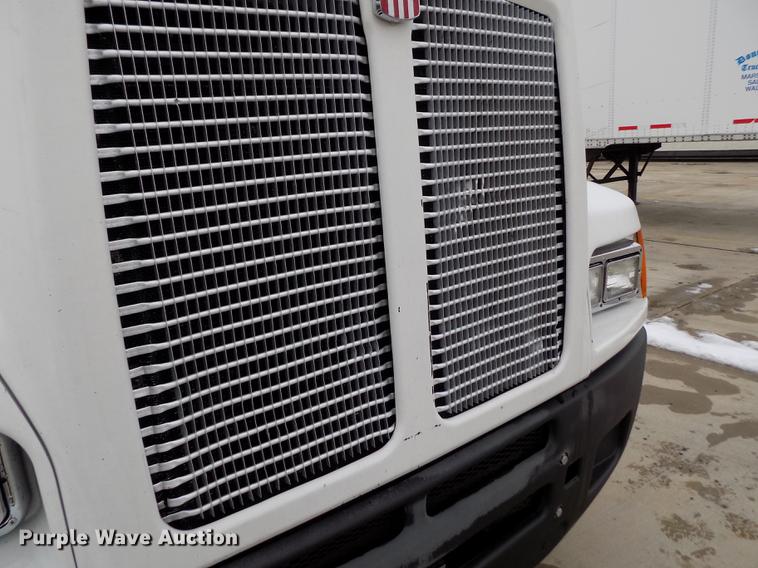 image for item DE0436 2007 Kenworth T600 semi truck