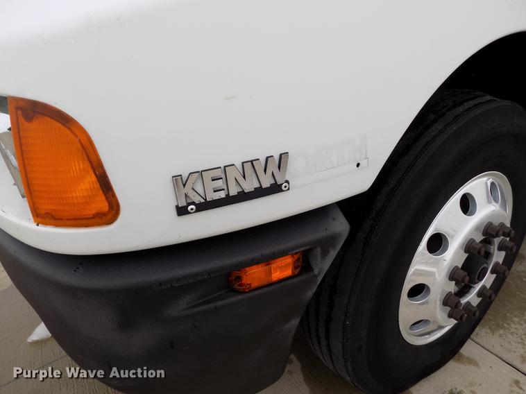 image for item DE0436 2007 Kenworth T600 semi truck