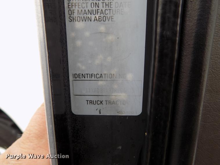 image for item DE0436 2007 Kenworth T600 semi truck