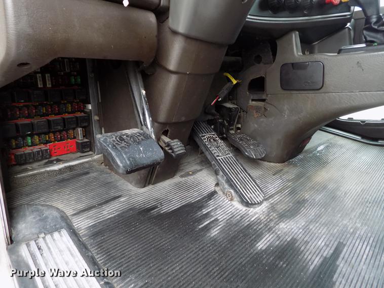 image for item DE0436 2007 Kenworth T600 semi truck