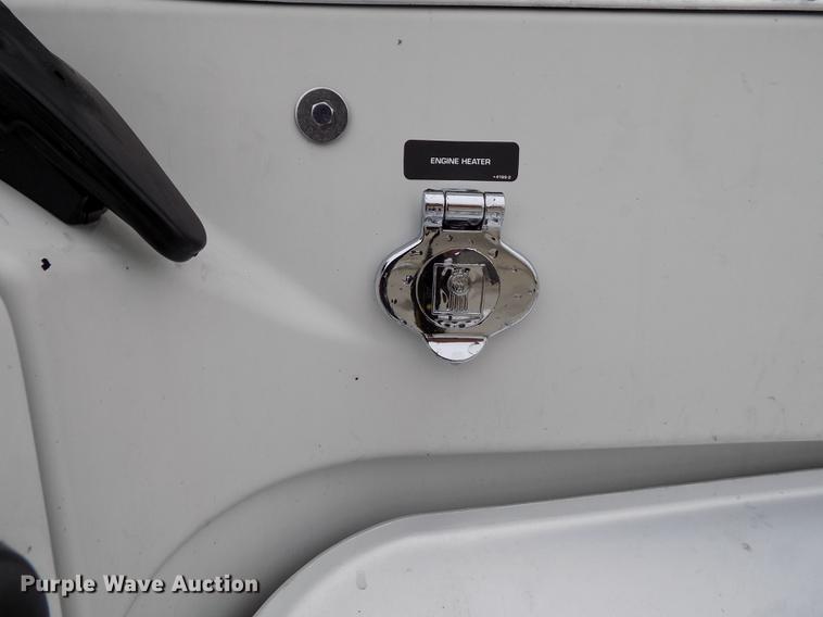 image for item DE0436 2007 Kenworth T600 semi truck