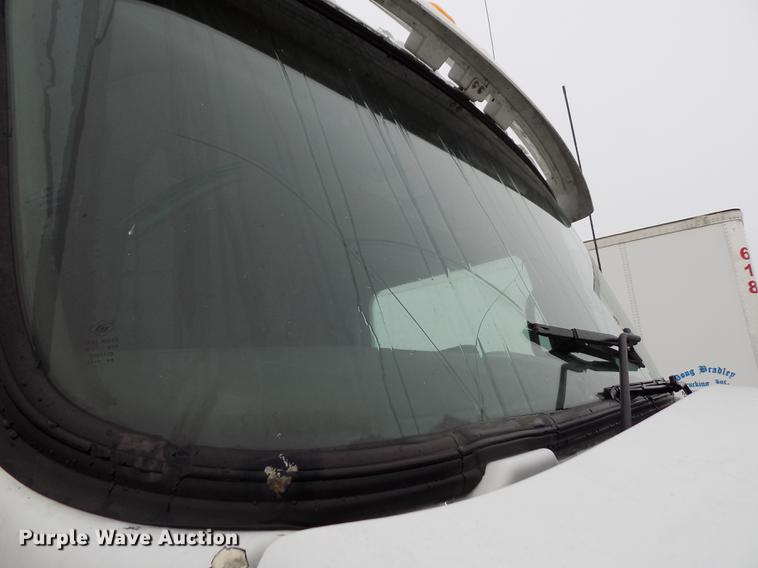 image for item DE0436 2007 Kenworth T600 semi truck