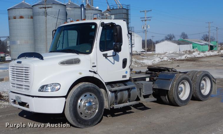 image for item DE6000 2005 Freightliner Business Class M2 semi truck