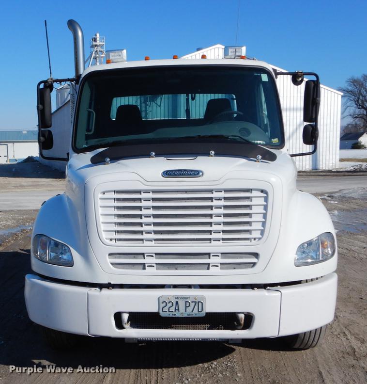 image for item DE6000 2005 Freightliner Business Class M2 semi truck