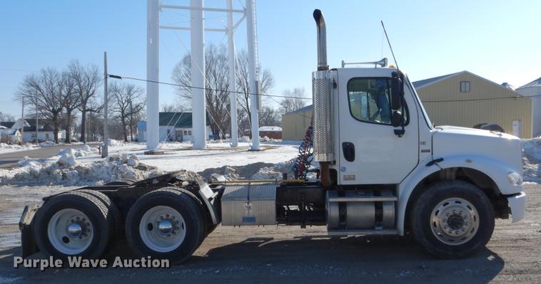 image for item DE6000 2005 Freightliner Business Class M2 semi truck