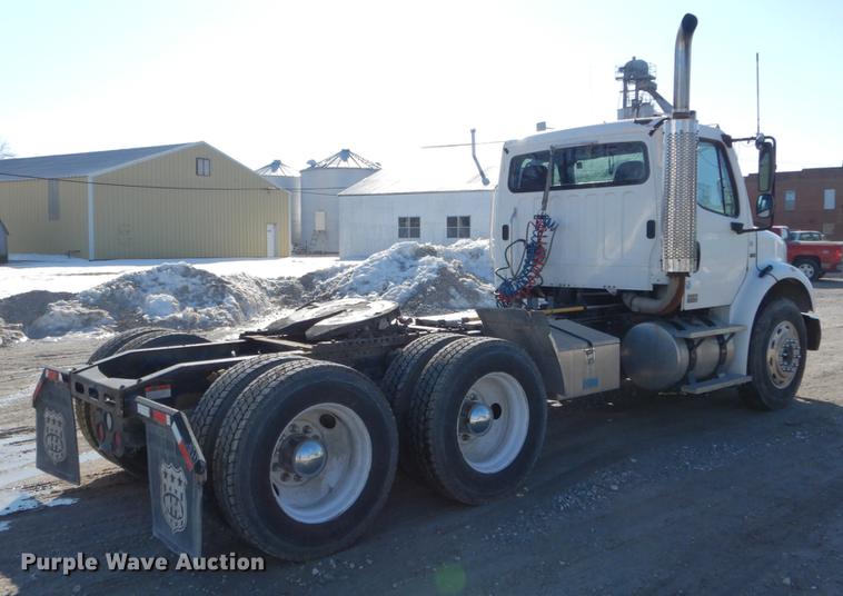 image for item DE6000 2005 Freightliner Business Class M2 semi truck