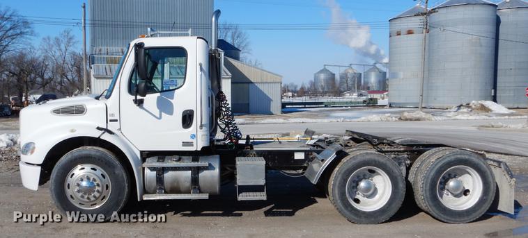 image for item DE6000 2005 Freightliner Business Class M2 semi truck