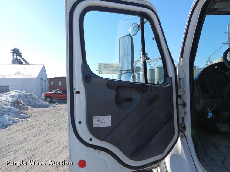 image for item DE6000 2005 Freightliner Business Class M2 semi truck