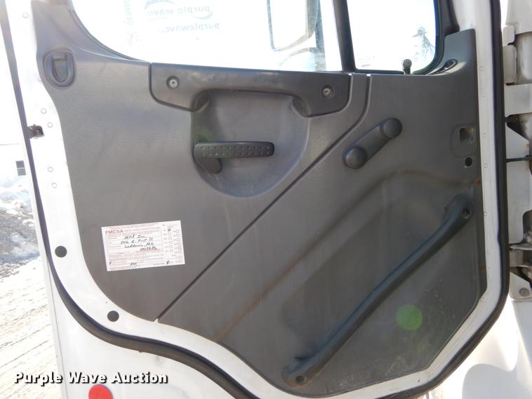 image for item DE6000 2005 Freightliner Business Class M2 semi truck