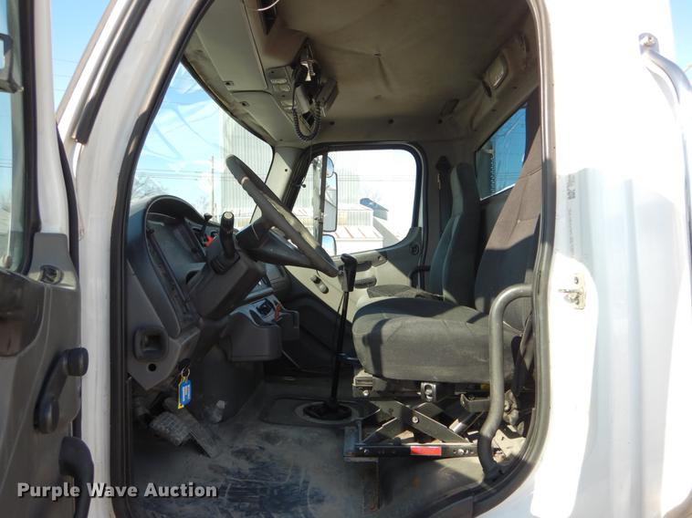 image for item DE6000 2005 Freightliner Business Class M2 semi truck