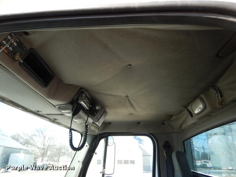 image for item DE6000 2005 Freightliner Business Class M2 semi truck