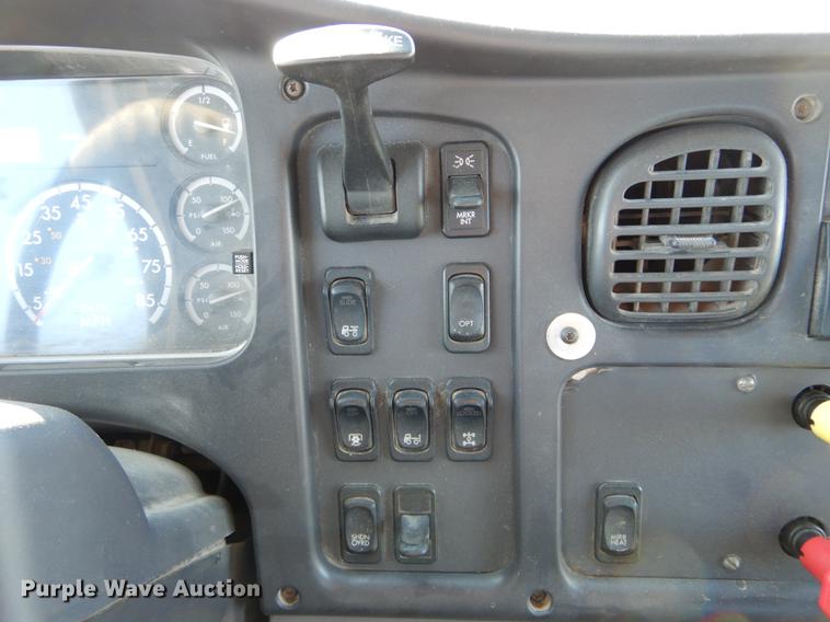 image for item DE6000 2005 Freightliner Business Class M2 semi truck