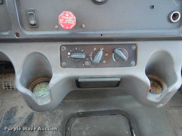 image for item DE6000 2005 Freightliner Business Class M2 semi truck