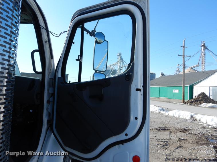 image for item DE6000 2005 Freightliner Business Class M2 semi truck