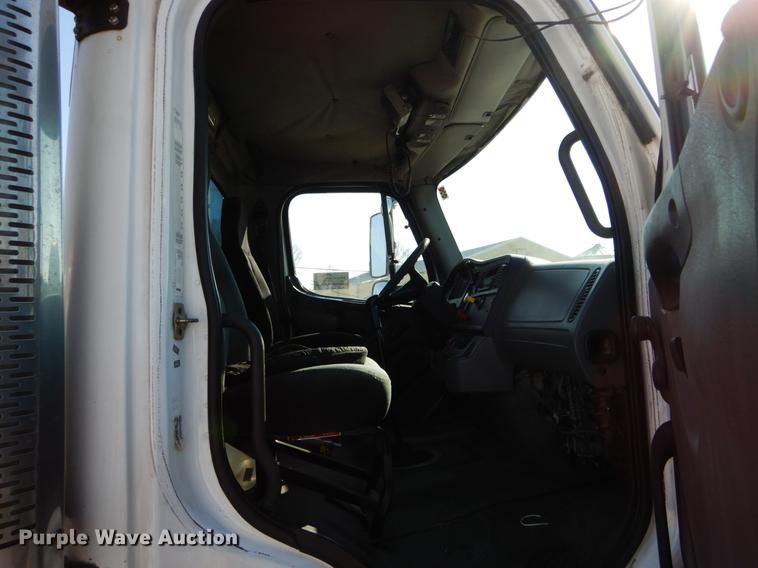 image for item DE6000 2005 Freightliner Business Class M2 semi truck