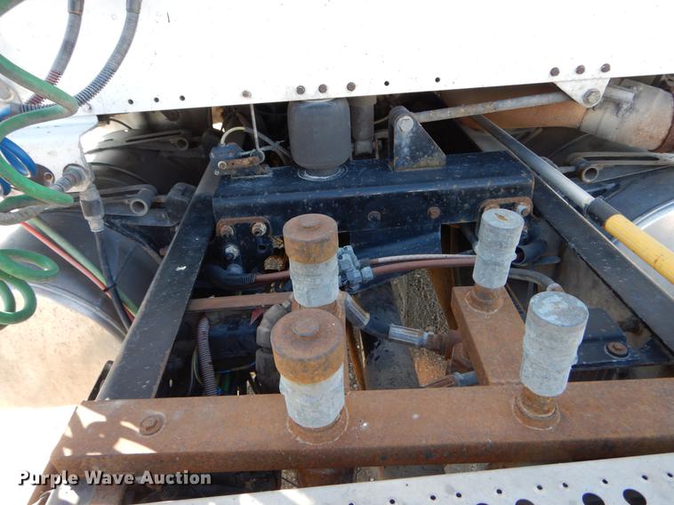 image for item DE6000 2005 Freightliner Business Class M2 semi truck