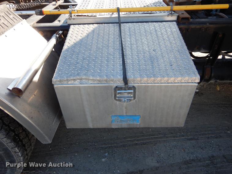 image for item DE6000 2005 Freightliner Business Class M2 semi truck