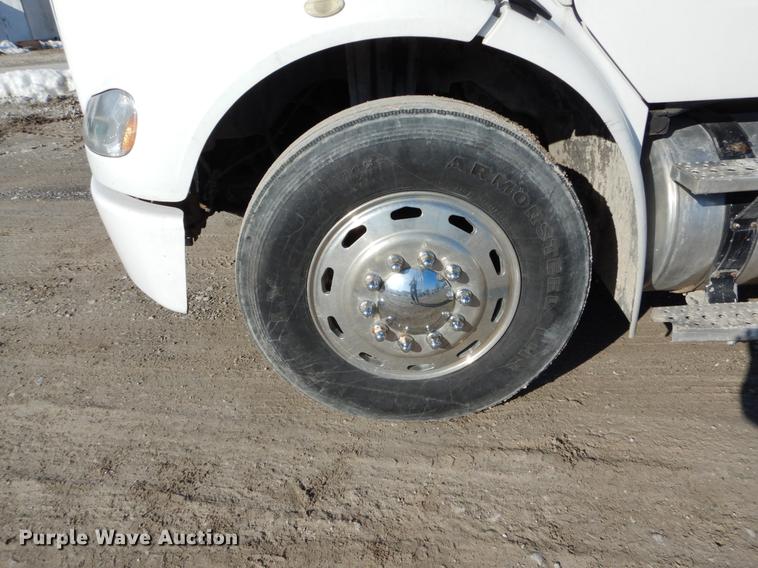 image for item DE6000 2005 Freightliner Business Class M2 semi truck