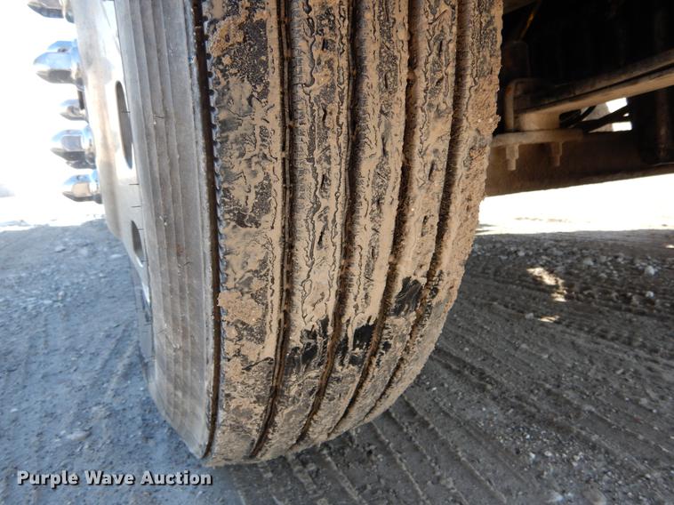 image for item DE6000 2005 Freightliner Business Class M2 semi truck