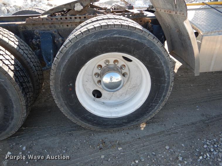 image for item DE6000 2005 Freightliner Business Class M2 semi truck