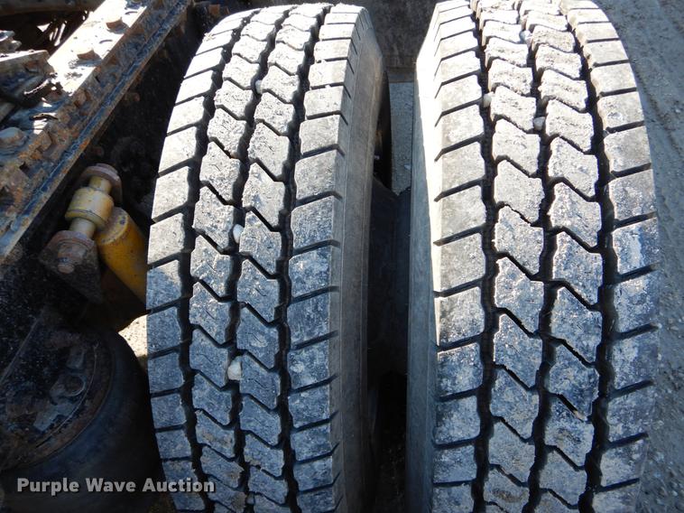 image for item DE6000 2005 Freightliner Business Class M2 semi truck