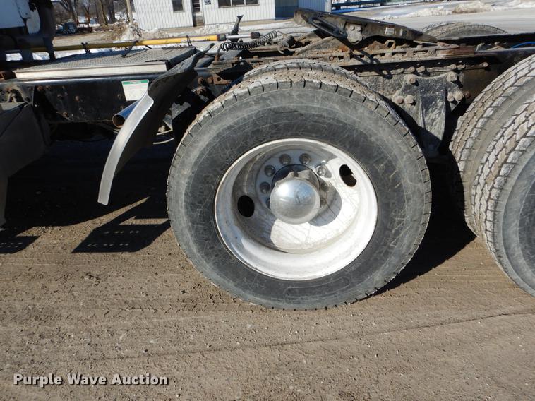 image for item DE6000 2005 Freightliner Business Class M2 semi truck