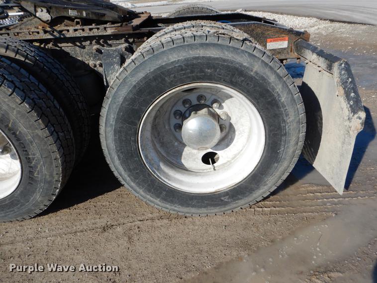 image for item DE6000 2005 Freightliner Business Class M2 semi truck