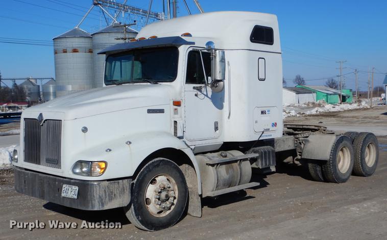 image for item DE6001 1998 International 9200 semi truck