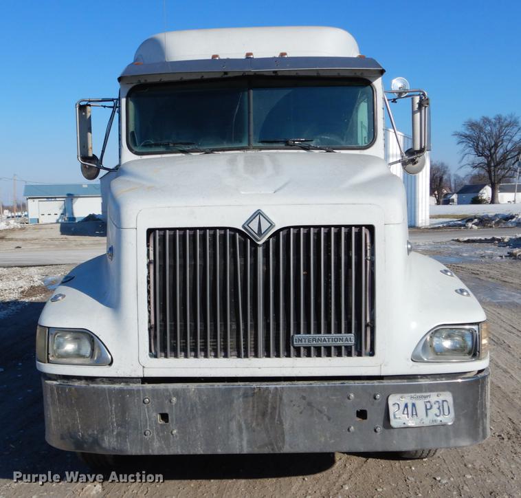 image for item DE6001 1998 International 9200 semi truck