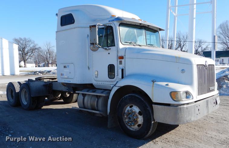 image for item DE6001 1998 International 9200 semi truck