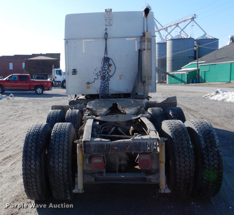 image for item DE6001 1998 International 9200 semi truck