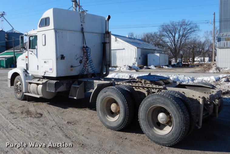 image for item DE6001 1998 International 9200 semi truck