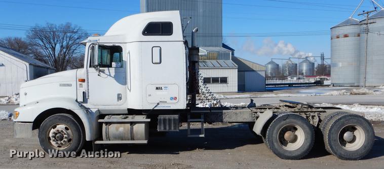 image for item DE6001 1998 International 9200 semi truck