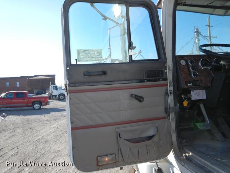 image for item DE6001 1998 International 9200 semi truck