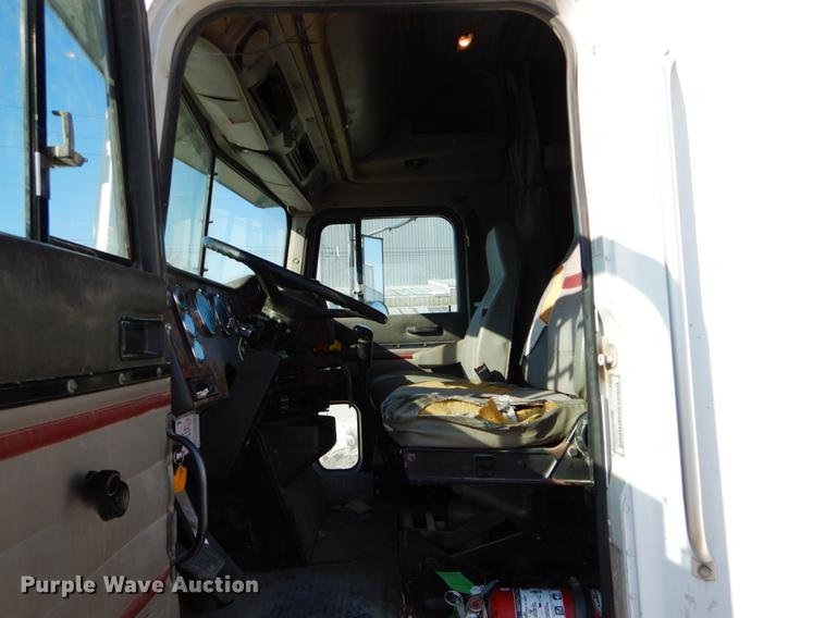 image for item DE6001 1998 International 9200 semi truck