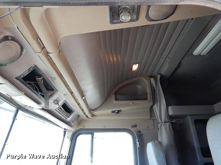 image for item DE6001 1998 International 9200 semi truck