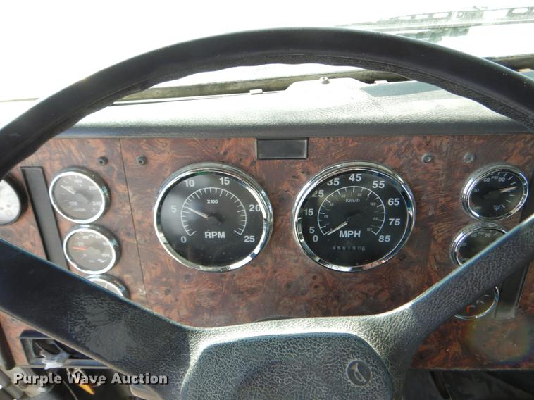 image for item DE6001 1998 International 9200 semi truck