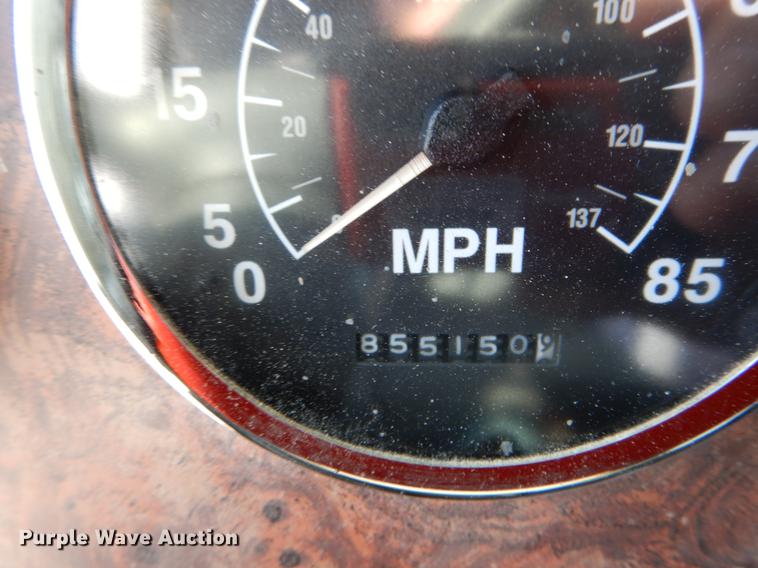 image for item DE6001 1998 International 9200 semi truck