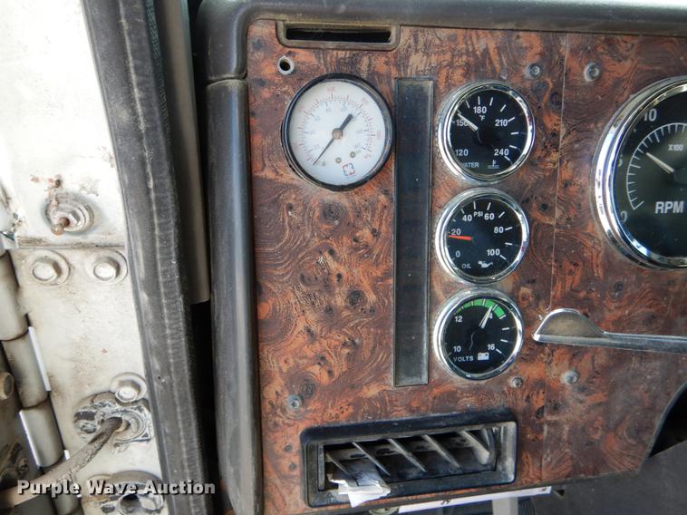 image for item DE6001 1998 International 9200 semi truck