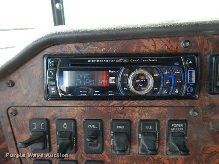 image for item DE6001 1998 International 9200 semi truck